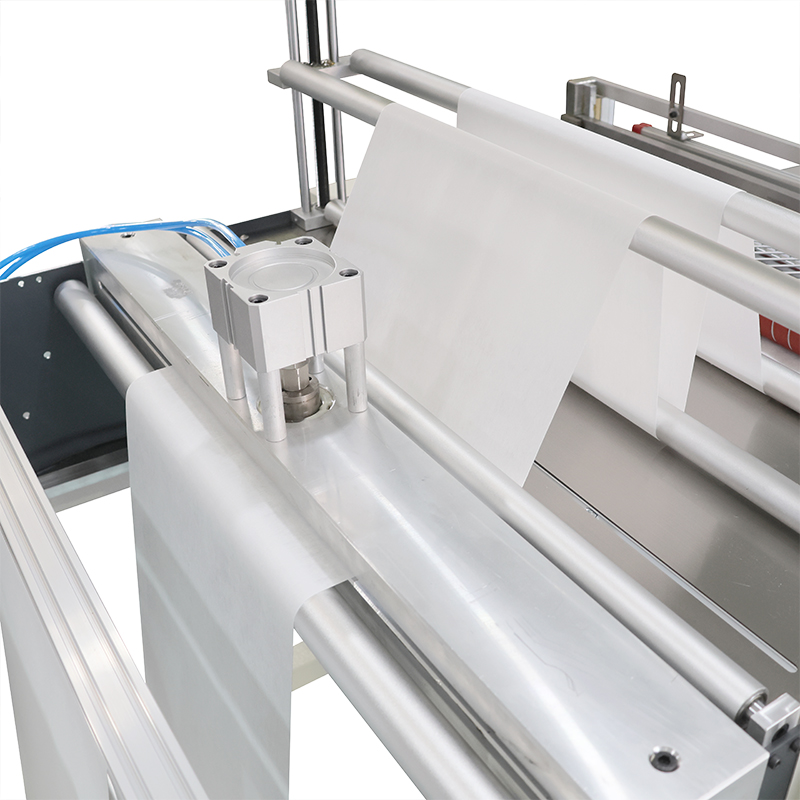 Machine de d&eacute;coupe et de poin&ccedil;onnage pneumatique, enti&egrave;rement automatique, rouleau de tissu non tiss&eacute; pour trou de feuille