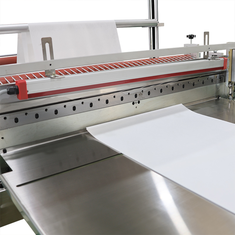 Machine de d&eacute;coupe et de poin&ccedil;onnage pneumatique, enti&egrave;rement automatique, rouleau de tissu non tiss&eacute; pour trou de feuille